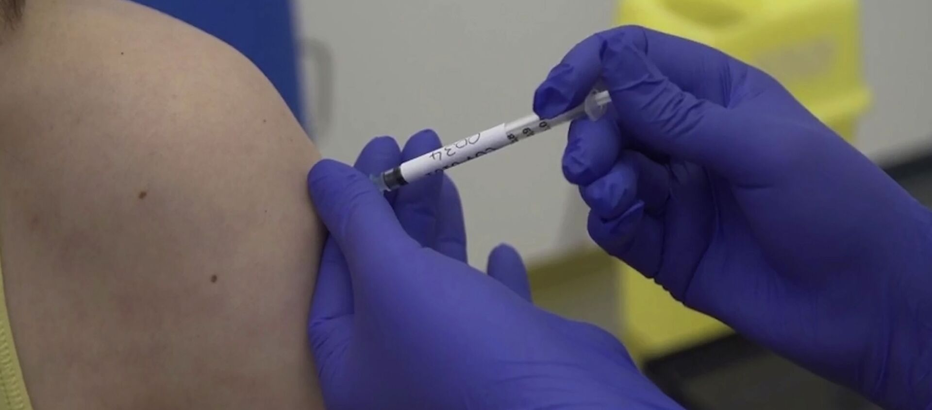 Screen grab taken from video issued by Britain's Oxford University, showing microbiologist Elisa Granato, being injected as part of the first human trials in the UK for a potential coronavirus vaccine, untaken by Oxford University, England, Thursday April 23, 2020 - Sputnik International, 1920