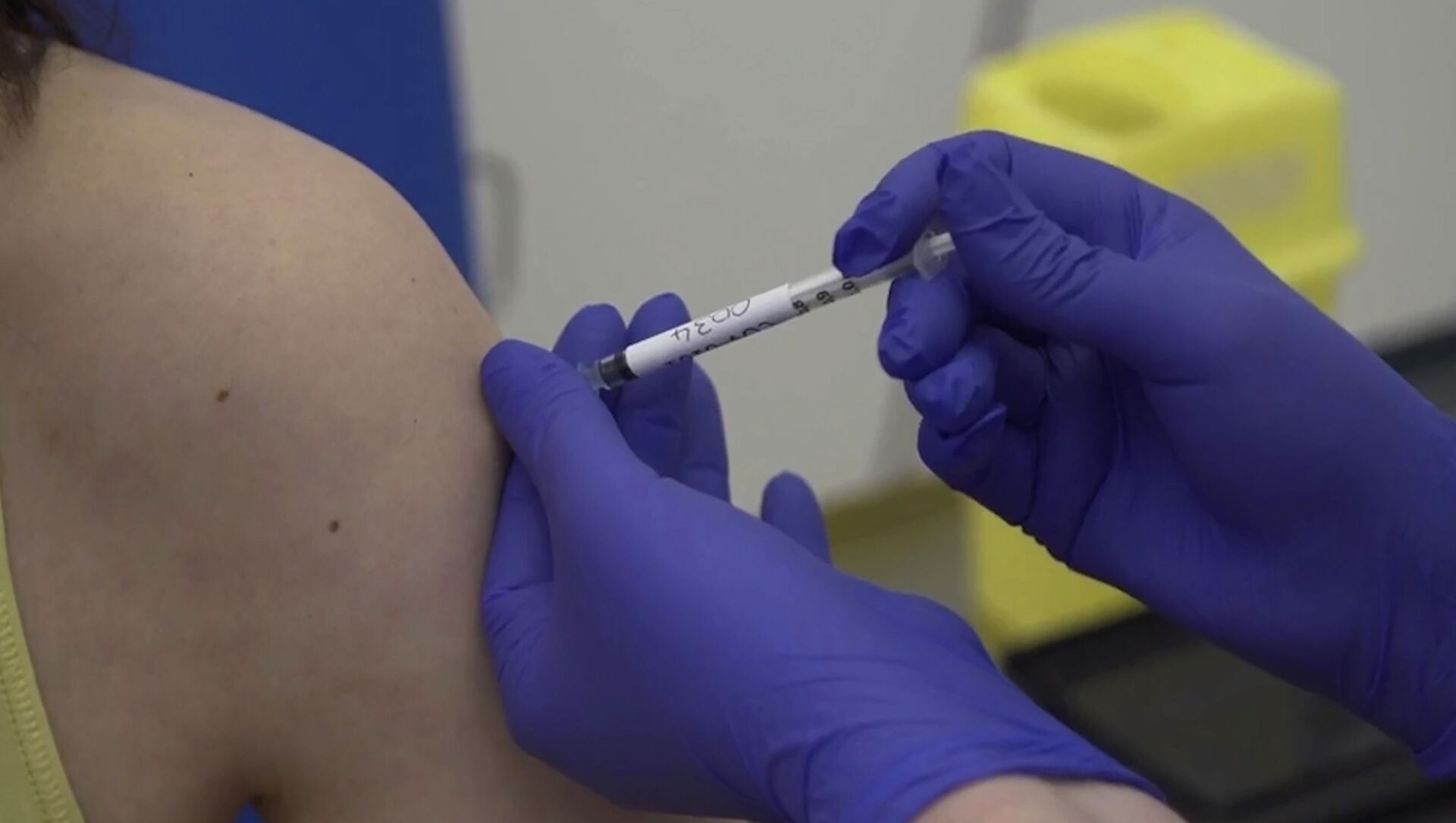 Screen grab taken from video issued by Britain's Oxford University, showing microbiologist Elisa Granato, being injected as part of the first human trials in the UK for a potential coronavirus vaccine, untaken by Oxford University, England, Thursday April 23, 2020 - Sputnik International, 1920, 17.02.2021