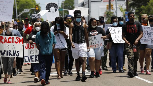 Marchers wave signs and shout slogans during a protest over the death of George Floyd, Monday, June 1, 2020, in Jackson, Miss.  - Sputnik International