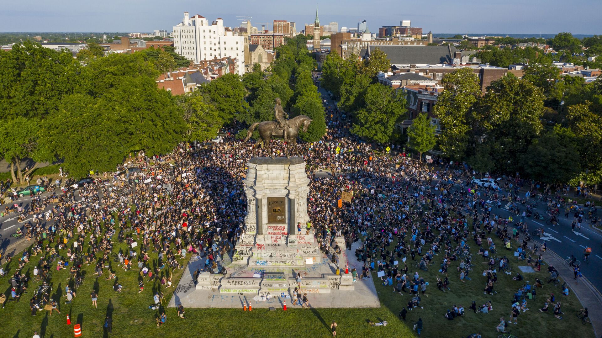 This Tuesday, June 2, 2020 file photo shows a large group of protesters gather around the statue of Confederate General Robert E. Lee on Monument Avenue near downtown in Richmond, Va. Virginia Gov. Ralph Northam is expected to announce plans Thursday for the removal of an iconic statue of Confederate Gen. Robert E. Lee from Richmond's prominent Monument Avenue. - Sputnik International, 1920, 07.09.2021
