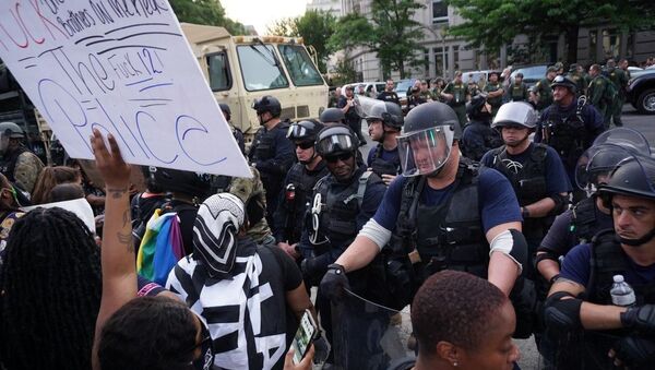 Protesters stand in front of riot police in Washington DC on 3 June 2020 - Sputnik International