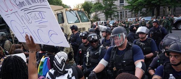 Protesters stand in front of riot police in Washington DC on 3 June 2020 - Sputnik International