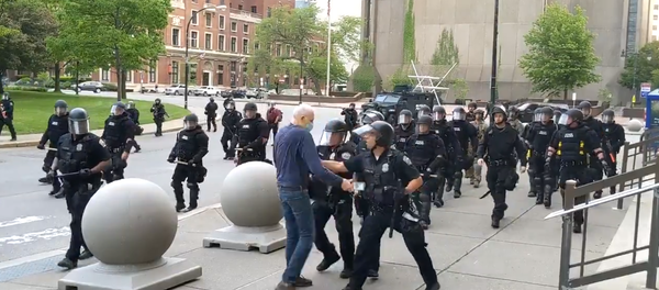 Screenshot of the video of a New York police officer pushing a man to the ground  - Sputnik International