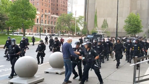 Screenshot of the video of a New York police officer pushing a man to the ground  - Sputnik International