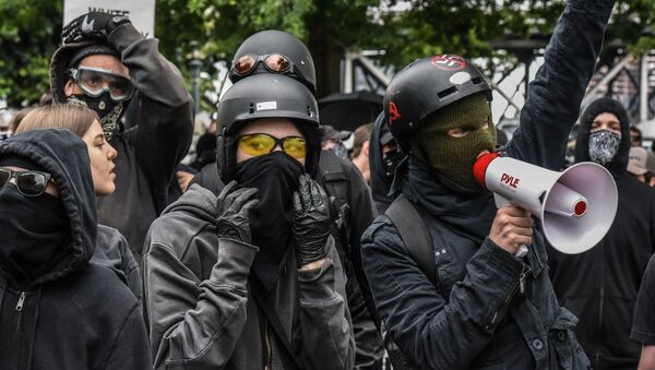 Counter-protesters wear black clothes during an Antifa gathering during an alt-right rally on August 17, 2019 in Portland, Oregon - Sputnik International