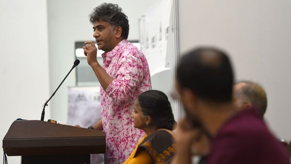 Executive Director, Amnesty international India, Aakar Patel (L)addresses a press conference in New Delhi on July 13, 2016 - Sputnik International