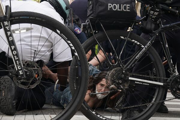Police detain a woman during a protest over George Floyd's death in New York, 1 June 2020 - Sputnik International