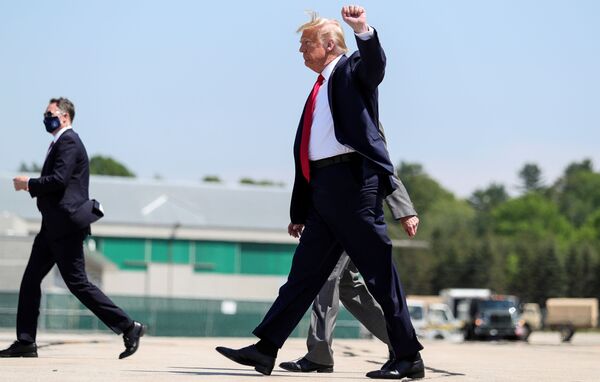 Not Welcome: Maine Residents Give Trump One-Finger Salute During Visit - Videos Not Welcome: Maine Residents Give Trump One-Finger Salute During Visit - Videos - Sputnik International