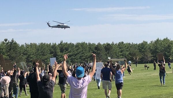 Protesters give Marine One the middle finger as Trump leaves for Guilford. - Sputnik International