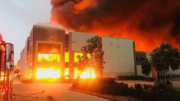 Fire at a warehouse facility operating as an Amazon distribution centre in Redlands, California, in the Los Angeles area, 05.06.2020. - Sputnik International