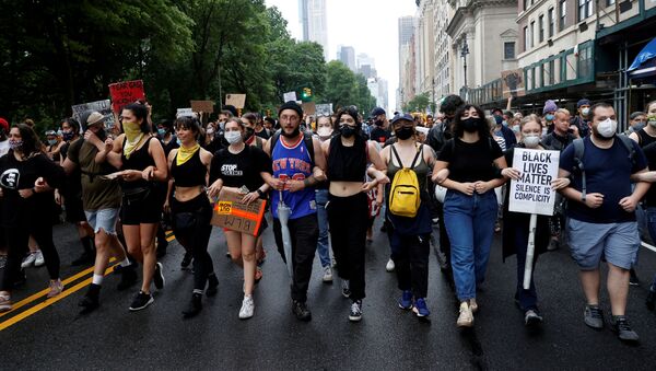 Demonstrators march on Central Park West during a protest against the death in Minneapolis police custody of George Floyd, in the Manhattan borough of New York City, New York, U.S., June 5, 2020 - Sputnik International