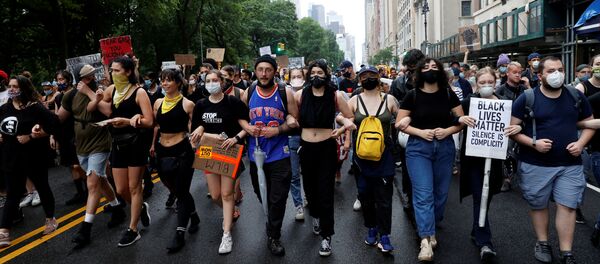Demonstrators march on Central Park West during a protest against the death in Minneapolis police custody of George Floyd, in the Manhattan borough of New York City, New York, U.S., June 5, 2020 - Sputnik International