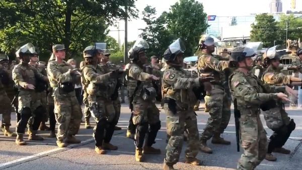 National Guard troops in Atlanta, Georgia dance the Macarena minutes before curfew. - Sputnik International