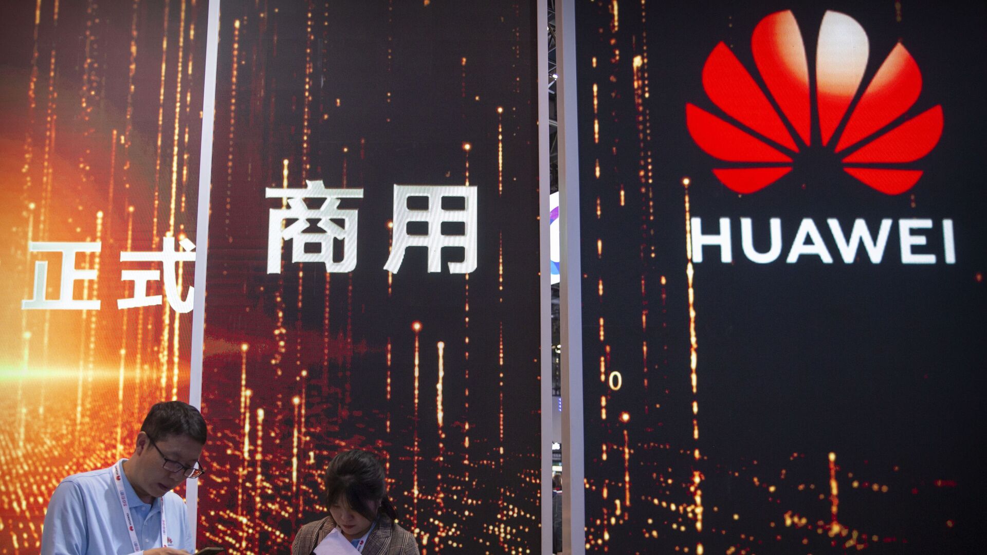 In this Oct. 31, 2019 photo, attendees use their smartphones near a Huawei booth at the PT Expo technology conference in Beijing. Chinese tech giant Huawei is racing to develop replacements for Google apps. U.S. sanctions imposed on security grounds block Huawei from using YouTube and other popular Google core apps. - Sputnik International, 1920, 21.07.2021