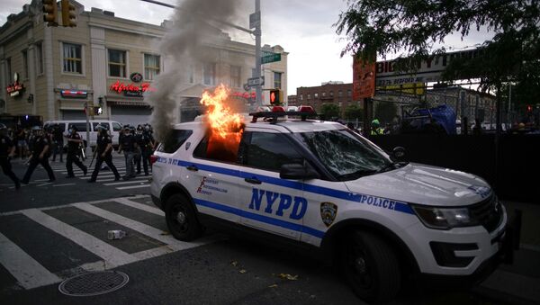 A NYPD police car is set on fire as protesters clash with police during a march against the death in Minneapolis police custody of George Floyd, in the Brooklyn borough of New York City, U.S., May 30, 2020.  - Sputnik International