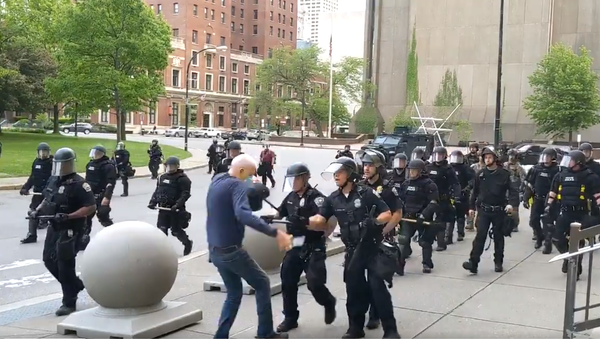Screenshot of the video of Buffalo police officers shoving a 75-year-old man to the ground - Sputnik International