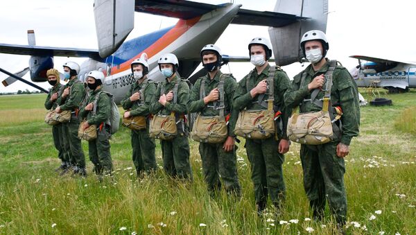 Recruits before their first parachute jump at the Enem airfield of Russia's Volunteer Society for Cooperation with the Army, Aviation, and Navy (DOSAAF) in Krasnodar Territory. - Sputnik International