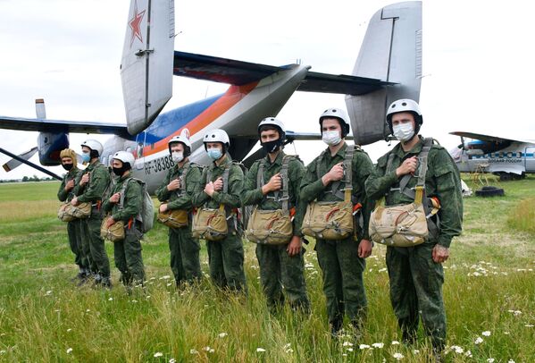 Recruits before their first parachute jump at the Enem airfield of Russia's Volunteer Society for Cooperation with the Army, Aviation, and Navy (DOSAAF) in the Krasnodar Territory - Sputnik International