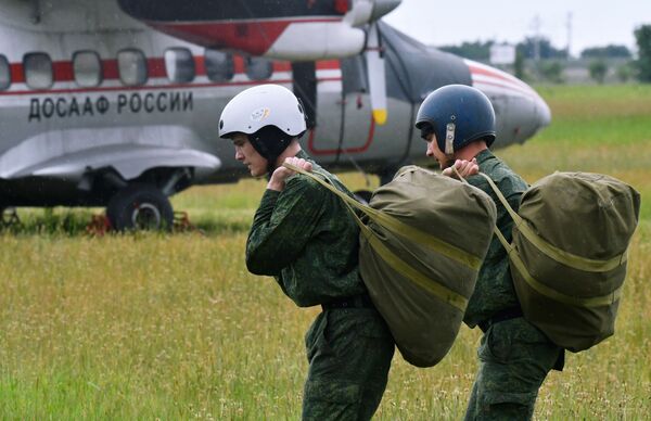 Recruits after accomplishing their first parachute jump at the Enem airfield in the Krasnodar Territory, Russia - Sputnik International
