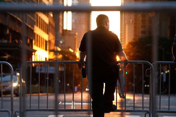 Protesters' Calls to 'Defund the Police' in US Spark Nationwide Debate - Sputnik International