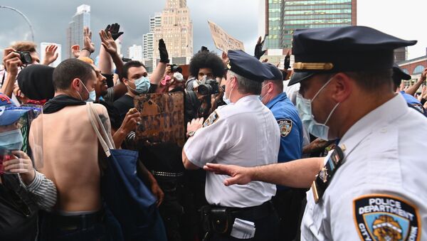 Police officers gesture to protesters gathered for a Black Lives Matter protest near Barclays Center on May 29, 2020 in the Brooklyn borough of New York City - Sputnik International