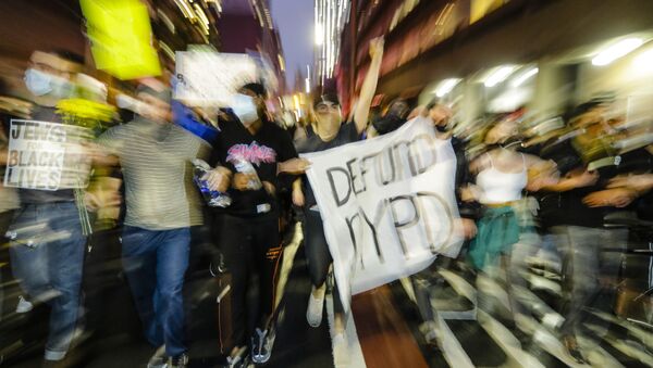 Protesters march during a solidarity rally for George Floyd, Friday, June 5, 2020, in the Brooklyn borough of New York. Floyd died after being restrained by Minneapolis police officers on May 25 - Sputnik International