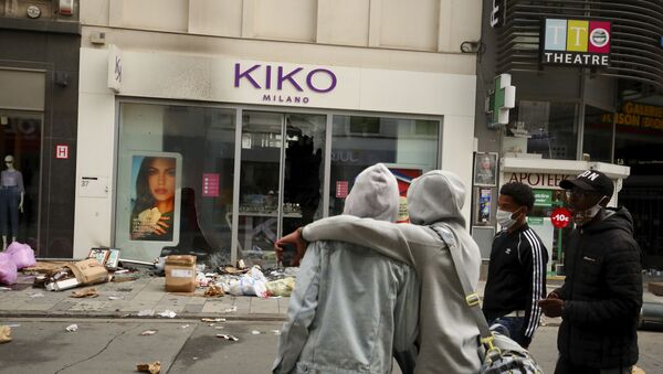 Two boys look at a shop after its windows were broken after a Black Lives Matter protest rally in Brussels, Sunday, June 7, 2020. - Sputnik International