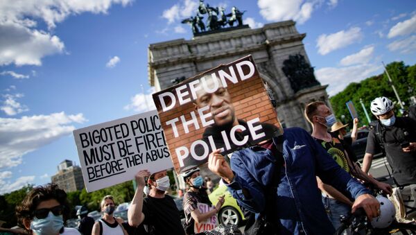 People hold up signs as they gather during a protest against racial inequality in the aftermath of the death in Minneapolis police custody of George Floyd, in front of the at Grand Army Plaza in the Brooklyn borough of New York City, New York, U.S. June 7, 2020. - Sputnik International