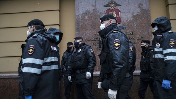 Russian police officers wearing protective face masks stand guard at a venue for pickets in support of journalist Ilya Azar, following a court's decision to jail him for his one-person protest during the coronavirus disease (COVID-19) lockdown, in Moscow, Russia May 29, 2020. - Sputnik International