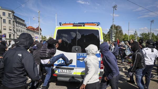 Demonstrators attack a police car during a anti-racism demonstration on June 7, 2020 in Gothenburg, Sweden, in solidarity with protests raging across the US over the death of George Floyd, an unarmed black man who died during an arrest on May 25. - Sputnik International