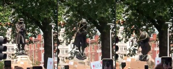 The statue of Edward Colston is torn down in Bristol - Sputnik International