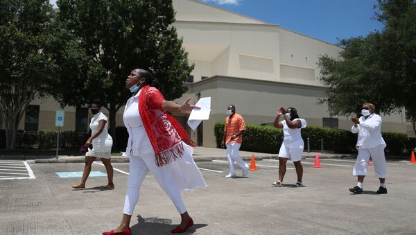  A prayer group walks the grounds of the Fountain of Praise church where services will be held for George Floyd on June 7, 2020 in Houston, Texas - Sputnik International