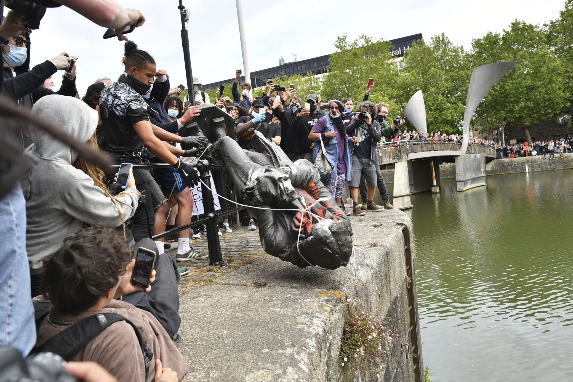 The statue of Edward Colston is thrown into the harbour in Bristol. - Sputnik International, 1920, 22.09.2021