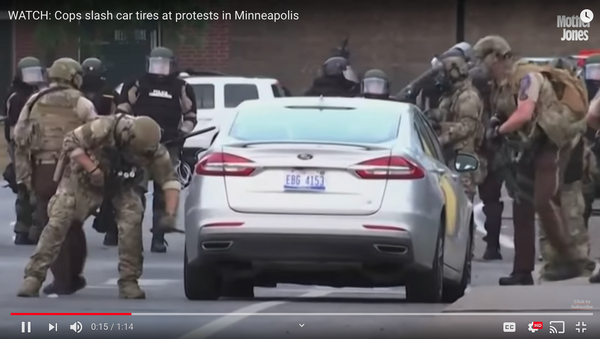 WATCH: Cops slash car tires at protests in Minneapolis - Sputnik International