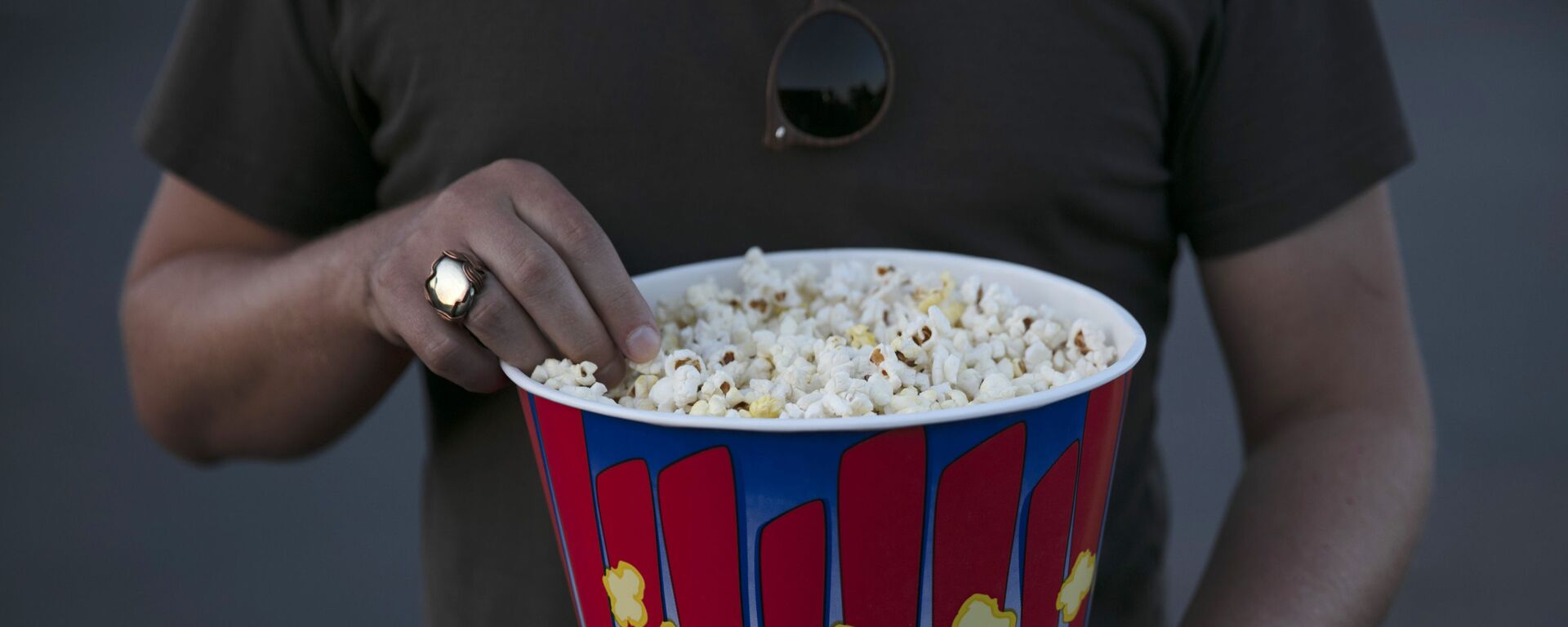 A moviegoer eats popcorn at Mission Tiki drive-in theater in Montclair, Calif., Thursday, May 28, 2020. - Sputnik International, 1920, 20.02.2023
