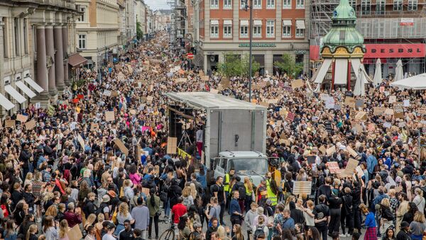 People gather during a demonstration to show solidarity with the Black Lives Matter movement, in the wake of the death of George Floyd while in Minneapolis police custody, in Copenhagen, Denmark June 7, 2020. - Sputnik International