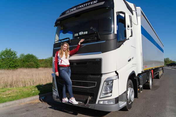 Poles Shocked: Blonde Russian Woman Driving Heavy Truck - Sputnik International