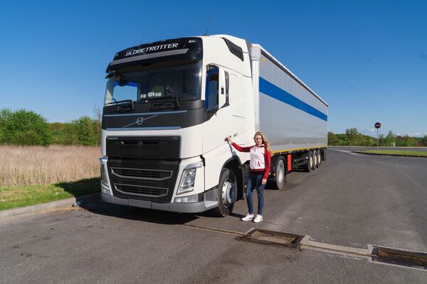 Poles Shocked: Blonde Russian Woman Driving Heavy Truck - Sputnik International