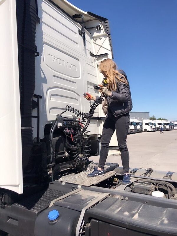 Poles Shocked: Blonde Russian Woman Driving Heavy Truck - Sputnik International