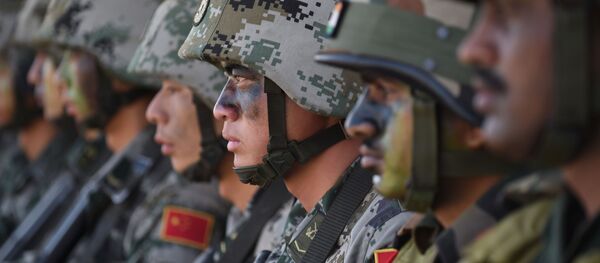 Soldiers from the Indian Army and People's Liberation Army (PLA) sit together after participating in an anti-terror drill during the Sixth India-China Joint Training exercise Hand in Hand 2016 at HQ 330 Infantry Brigade, in Aundh in Pune district, some 145km southeast of Mumbai, on November 25, 2016 - Sputnik International