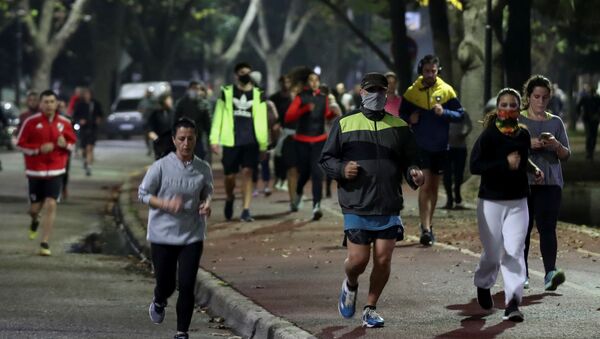 People jog at a park, as the city of Buenos Aires eases their lockdown restrictions, during the spread of the coronavirus disease (COVID-19), in Buenos Aires, Argentina June 8, 2020 - Sputnik International
