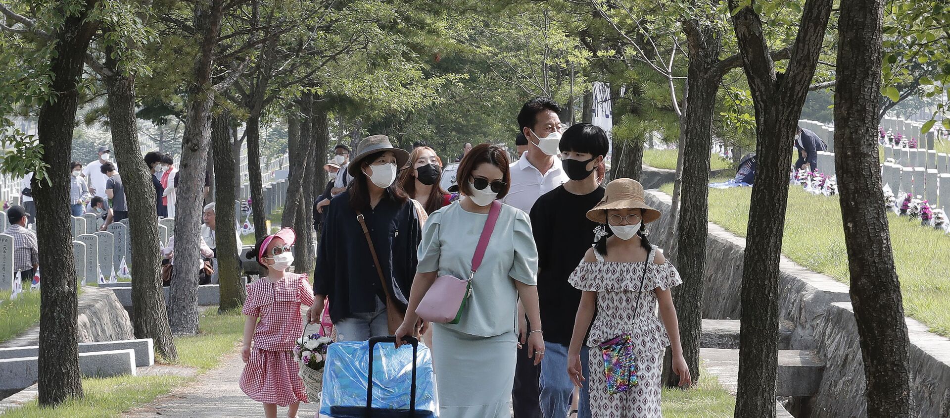 People wearing face masks to help protect against the spread of the new coronavirus visit to pay their respects on Memorial Day at the national cemetery in Seoul, South Korea, Saturday, June 6, 2020. - Sputnik International, 1920, 04.01.2021