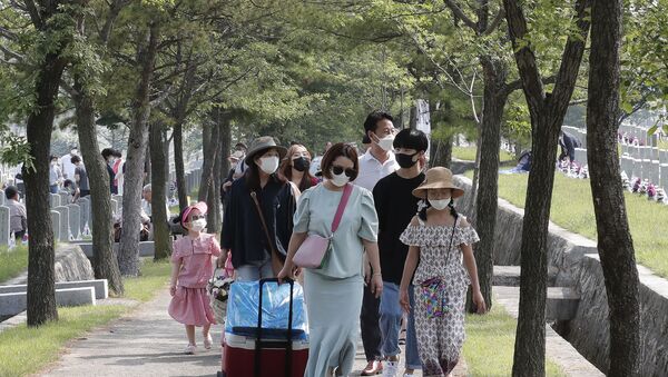 People wearing face masks to help protect against the spread of the new coronavirus visit to pay their respects on Memorial Day at the national cemetery in Seoul, South Korea, Saturday, June 6, 2020. - Sputnik International