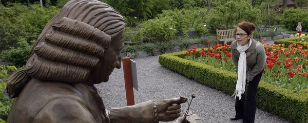 A woman looks at a statue of botanist Carl Linnaeus along the Linnaeus botanic track 18 May 2007 arranged for the 300 anniversary of Linnaeus' birth, in the Swedish national heritage park Skansen in Stockholm - Sputnik International