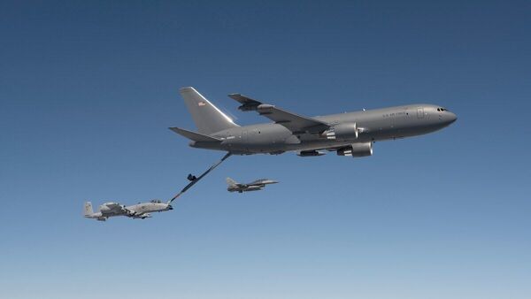 A KC-46 tanker refuels an A-10 aircraft during testing - Sputnik International