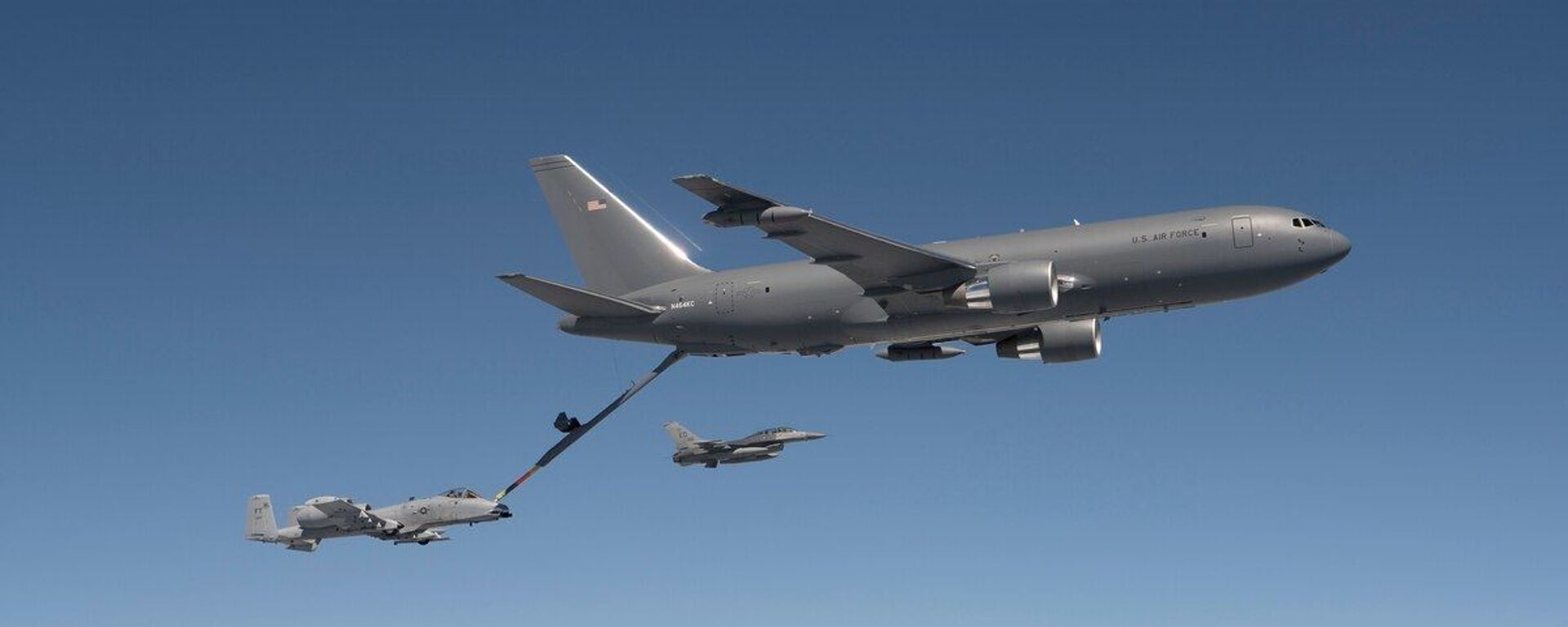 A KC-46 tanker refuels an A-10 aircraft during testing - Sputnik International, 1920, 03.02.2024