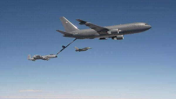 A KC-46 tanker refuels an A-10 aircraft during testing - Sputnik International