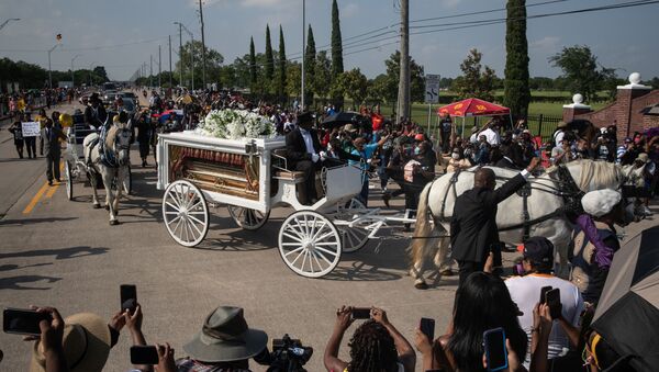 The horse-drawn carriage coffin of George Floyd, whose death in Minneapolis police custody has sparked nationwide protests against racial inequality, enters the Houston Memorial Gardens cemetery for his final resting place in Pearland, Texas, U.S., June 9, 2020 - Sputnik International