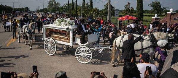 The horse-drawn carriage coffin of George Floyd, whose death in Minneapolis police custody has sparked nationwide protests against racial inequality, enters the Houston Memorial Gardens cemetery for his final resting place in Pearland, Texas, U.S., June 9, 2020 - Sputnik International