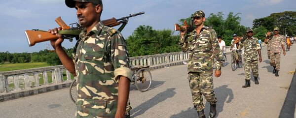 Indian Sashatra Seema Bal (SSB) soldiers patrol on The Mechi River Bridge at Indo-Nepal border at Pantanki some 46 kms from Siliguri on June 6, 2009 - Sputnik International